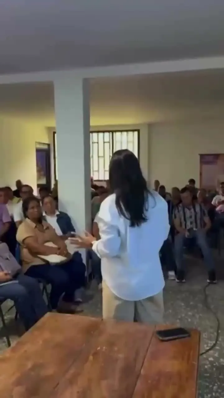 Yanilis dando una charla a docentes