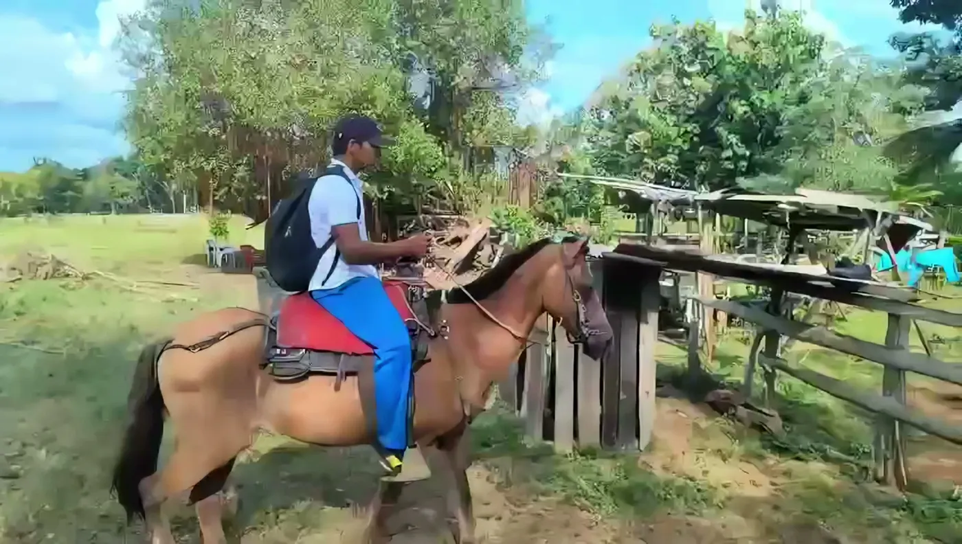 Miguel llega a caballo, con su uniforme y su morral